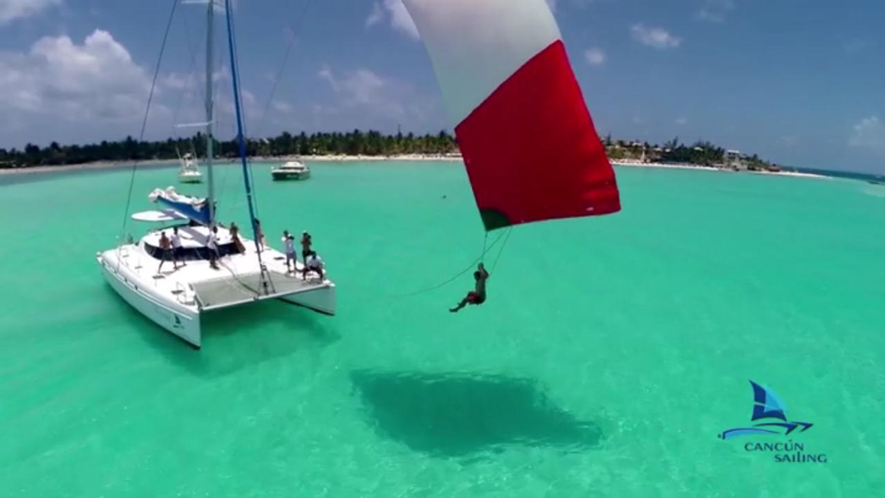 Catamarán navegando en el Caribe